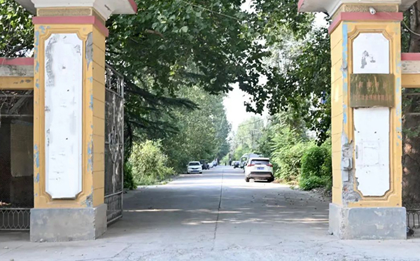 1978年，老董事長(zhǎng)賀國(guó)興擔(dān)任國(guó)營(yíng)新鄉(xiāng)縣拖拉機(jī)修造廠機(jī)修車間主任，經(jīng)多方走訪，最終帶隊(duì)自主研發(fā)出了拖修廠第一臺(tái)振動(dòng)設(shè)備，并成功供貨太原鋼鐵廠