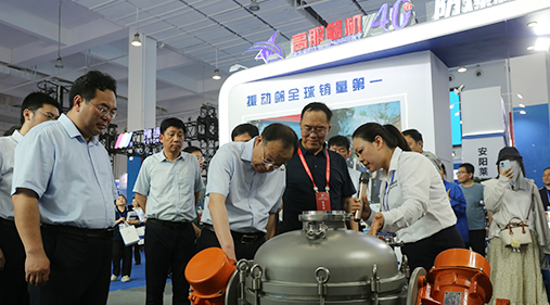 中原農(nóng)谷第二屆振動(dòng)機(jī)械產(chǎn)業(yè)博覽會(huì)盛大開(kāi)幕，新鄉(xiāng)市長(zhǎng)魏建平親臨高服展區(qū)指導(dǎo)工作